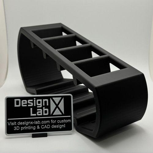Modern TV Uzaktan Kontrol Sahibi-(Designx-Lab.com)-6899350