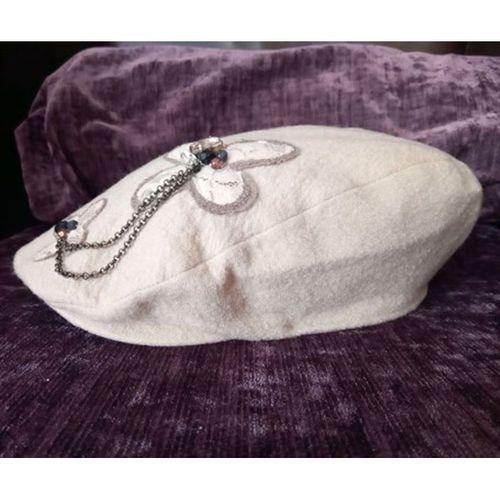 El İşi Tasarım İthal Kadın  Şapka Bere,Nefes Alabilen Astarlı,Bej Zincir Aksesuarlı   27X23X11Cm