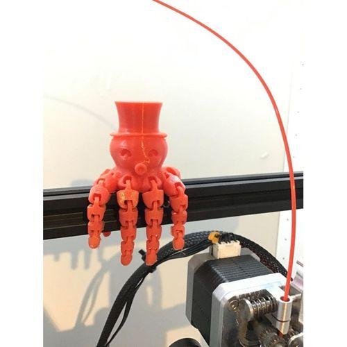 Top şapka ile sevimli mini ahtapot - 5140680