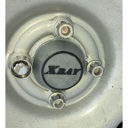 Lada Xray arabasının ön merkezi (damgalı disklerin altında) – 5106209