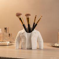 Beyaz Ceket Tasarımlı Makyaj Fırçalığı Masaüstü Kozmetik Düzenleyici