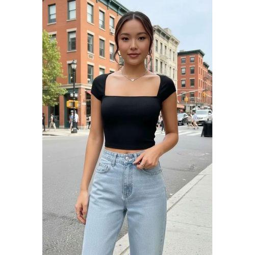 Kadın Siyah Modern Fit Kare Yaka Yarım Kol Göğüs Dekolteli Crop Top Bluz