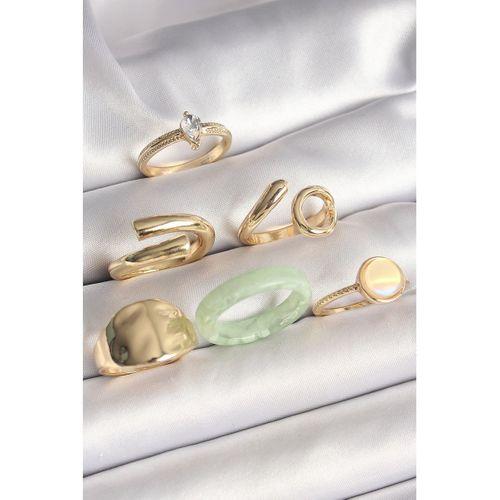 Pirinç Gold Renk Zirkon Taşlı İşleme Plaka Figürlü Beyaz Daire Mine Detaylı 6'Lı Kadın Yüzük Seti