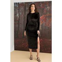 Uzun Kollu Yırtmaçlı Kadife Elbise