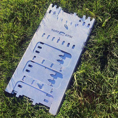 Kamp Ayısı® CastleGrill™ 2mm Galvaniz Çelik, Katlanır, 13 Şiş Kapasiteli Şiş Mangalı ve Ateş Çukuru