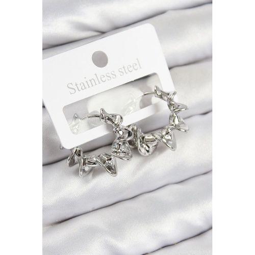 Pirinç Kıvrımlı Halka Model Gümüş Renk Kadın Küpe